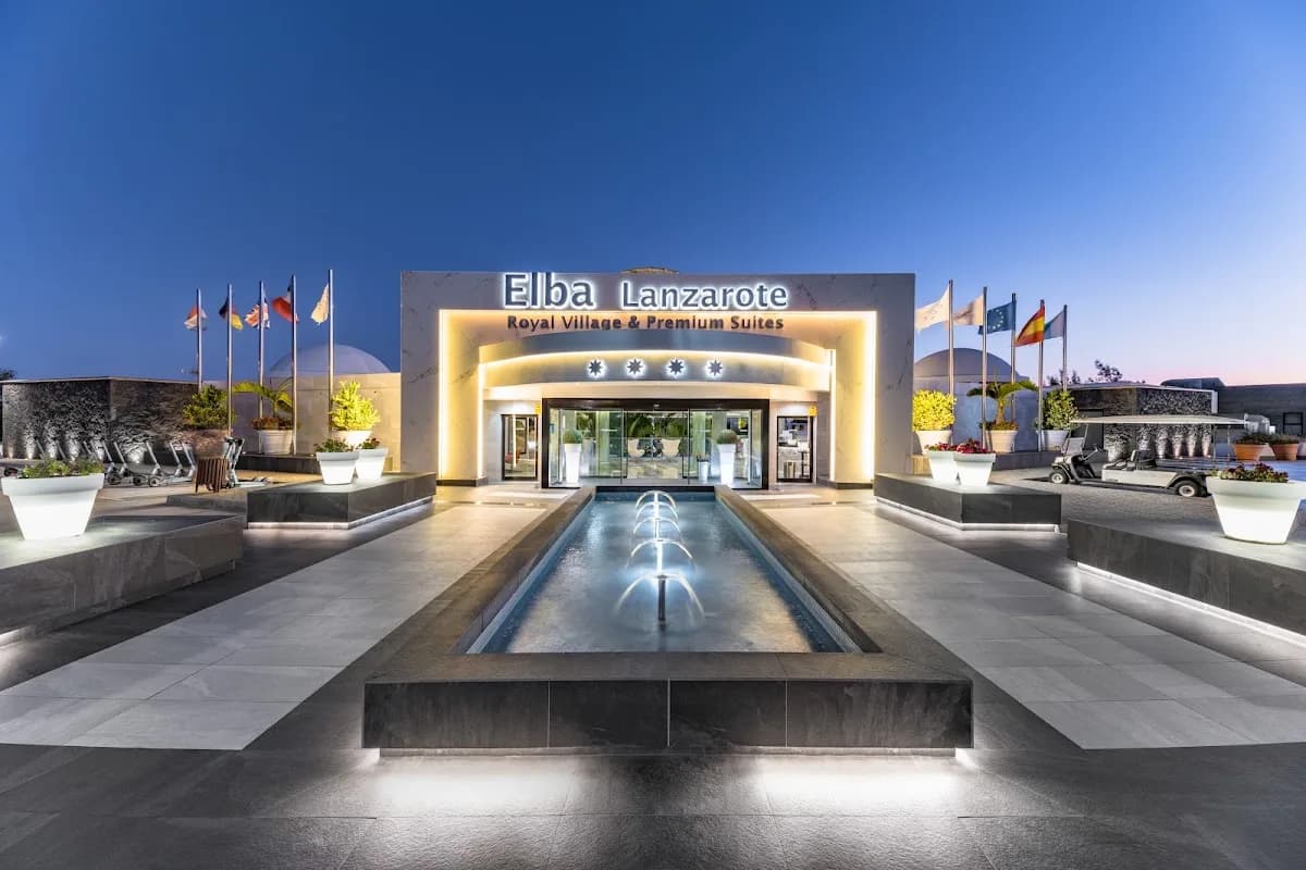 Entrée de l'Elba Lanzarote Royal Village Resort à Playa Blanca et son bassin, de nuit