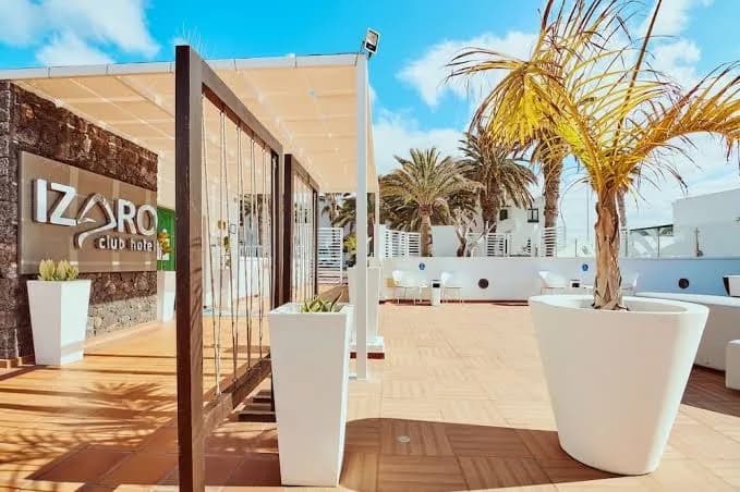 Terrasse et palmiers du Gloria Izaro Club Hotel à Puerto del Carmen