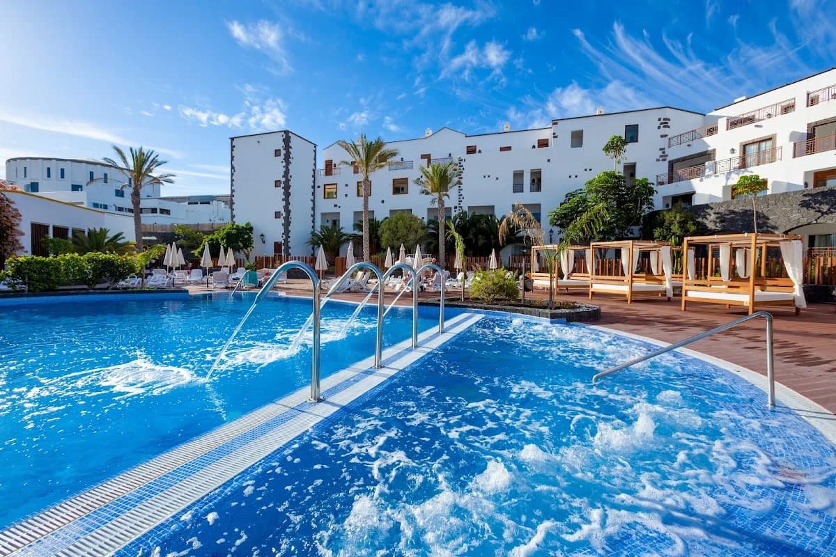 Piscines et façade du Gran Castillo Tagoro Family & Fun à Playa Blanca