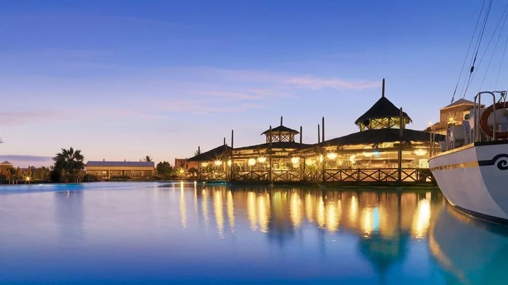 Pavillon en bois au bord de l'eau du H10 Rubicón à Playa Blanca au crépuscule