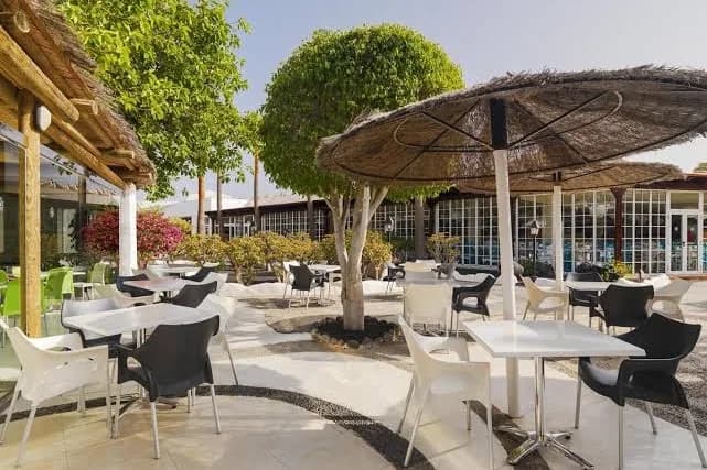 Terrasse ombragée du H10 Suites Lanzarote Gardens à Costa Teguise