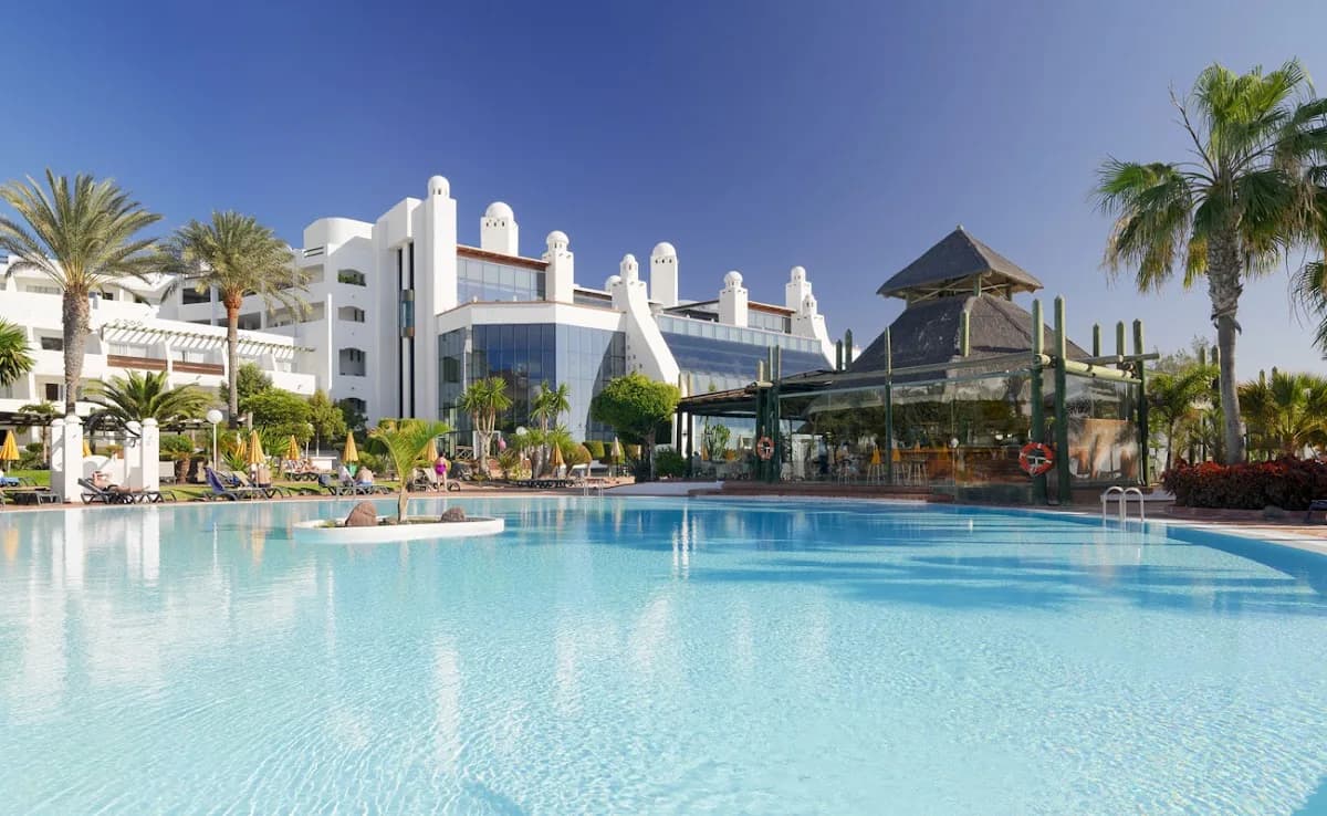 Piscine et architecture blanche du H10 Timanfaya Palace à Playa Blanca