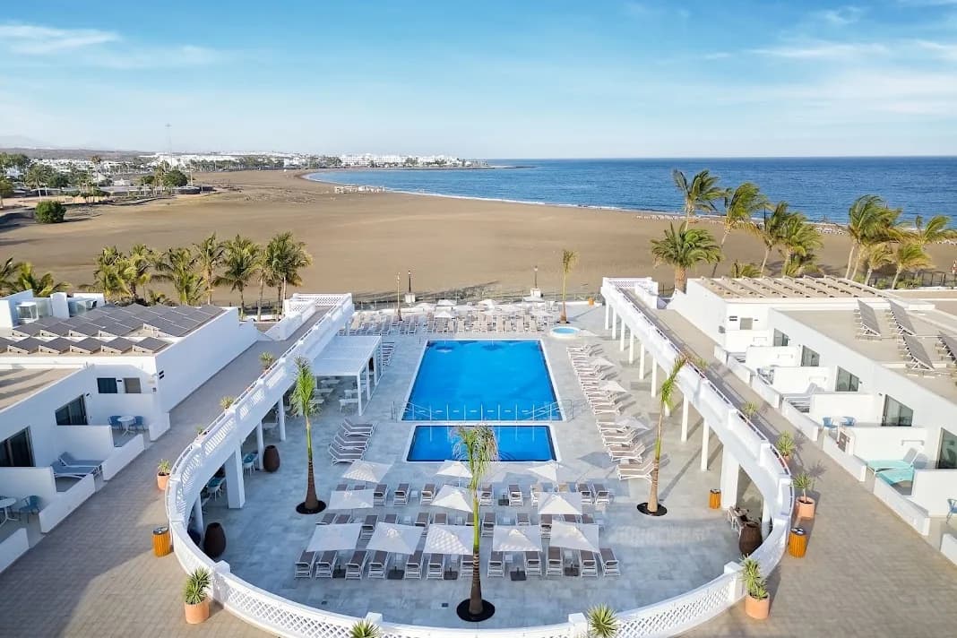 Piscine de l'Hotel Las Costas à Puerto del Carmen, la plage en arrière-plan