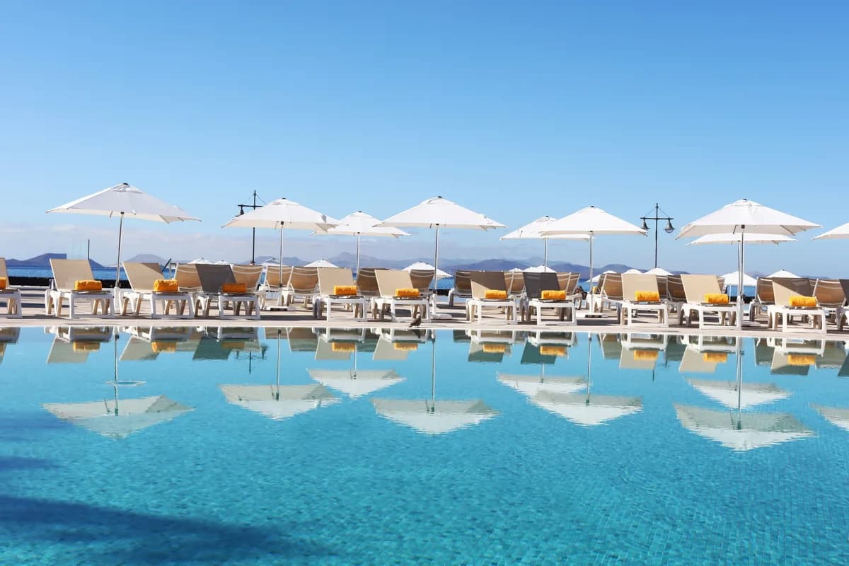 Piscine et parasols de l'Iberostar Selection Lanzarote Park à Playa Blanca