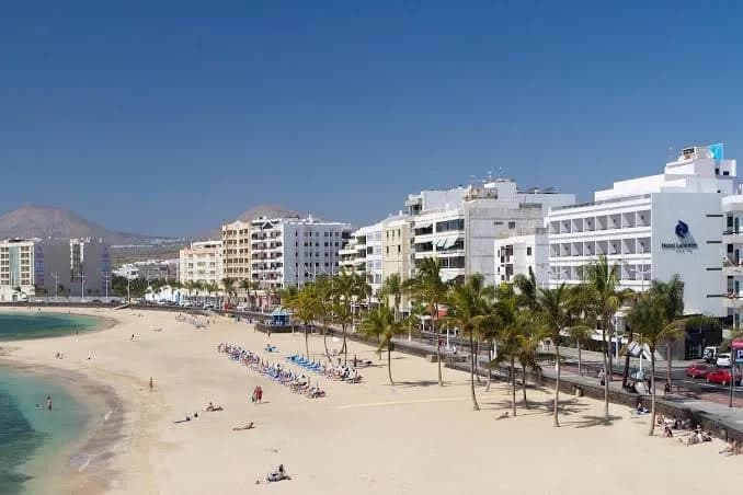 La plage du Reducto devant l'Hotel Lancelot à Arrecife, immeubles blancs en front de mer