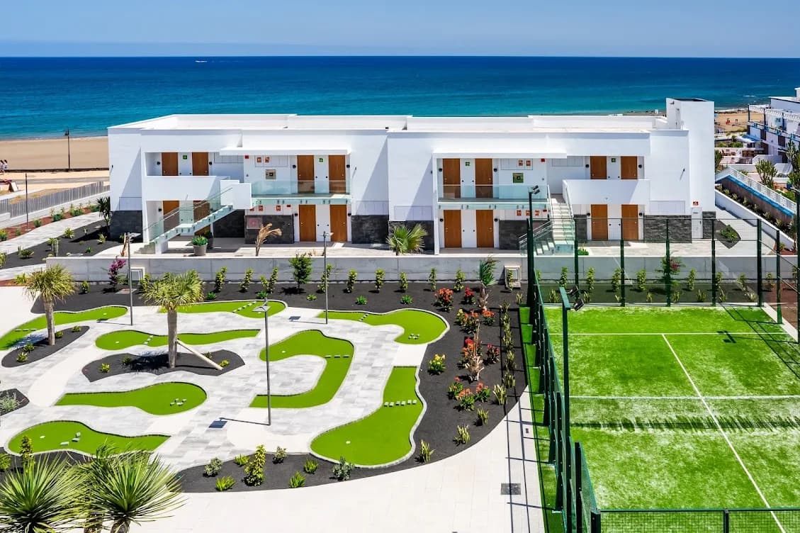 Façade blanche de l'Hotel Lava Beach face à la mer à Puerto del Carmen