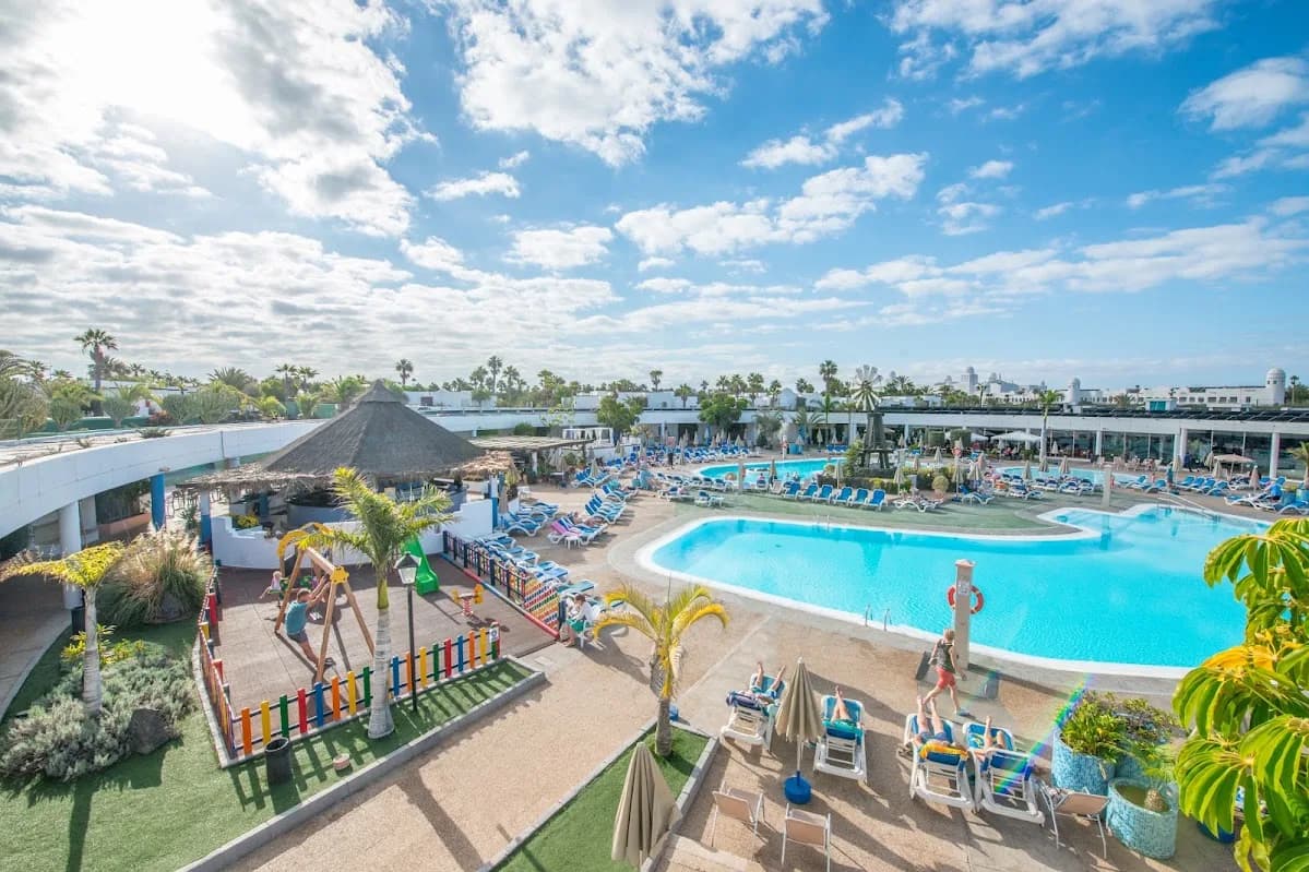 Piscine et espace enfants du Relaxia Lanzasur Club à Playa Blanca