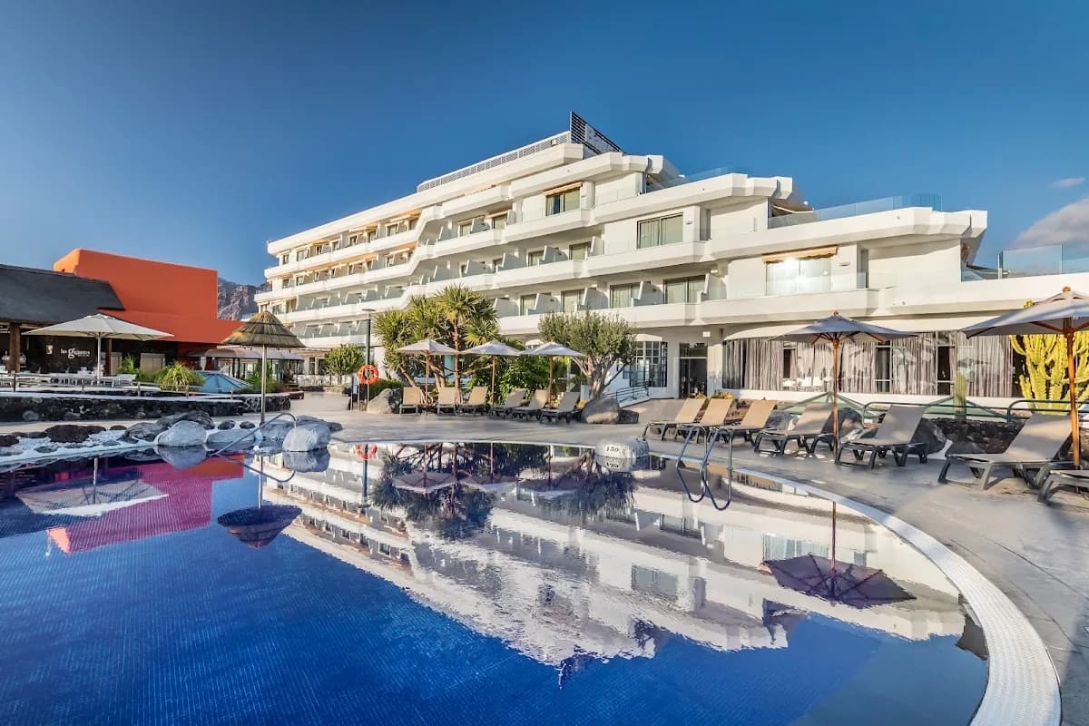 La piscine et le bâtiment du Barceló Santiago à Puerto de Santiago