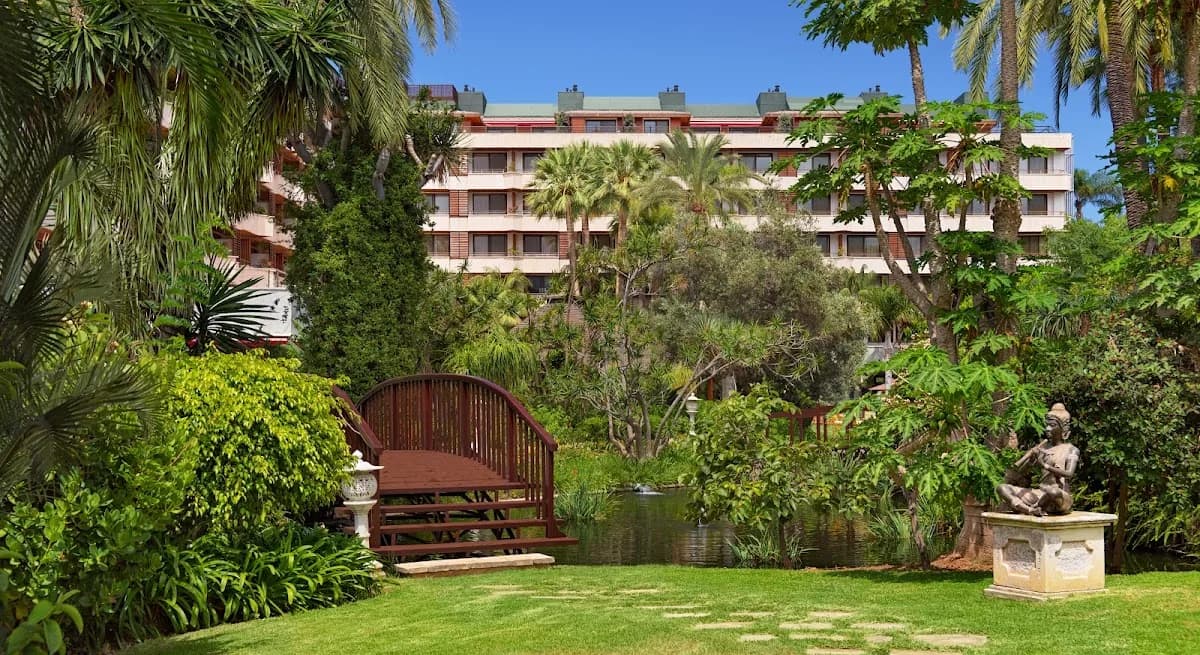 Le jardin tropical et le bâtiment du Hotel Botánico à Puerto de la Cruz