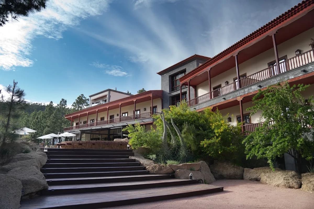 Le Hotel Spa Villalba et ses galeries de bois au milieu des pins, à Vilaflor