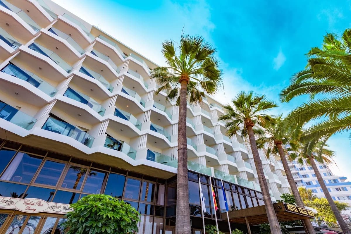 La façade du Hotel ValleMar entre les palmiers, sur le front de mer de Puerto de la Cruz