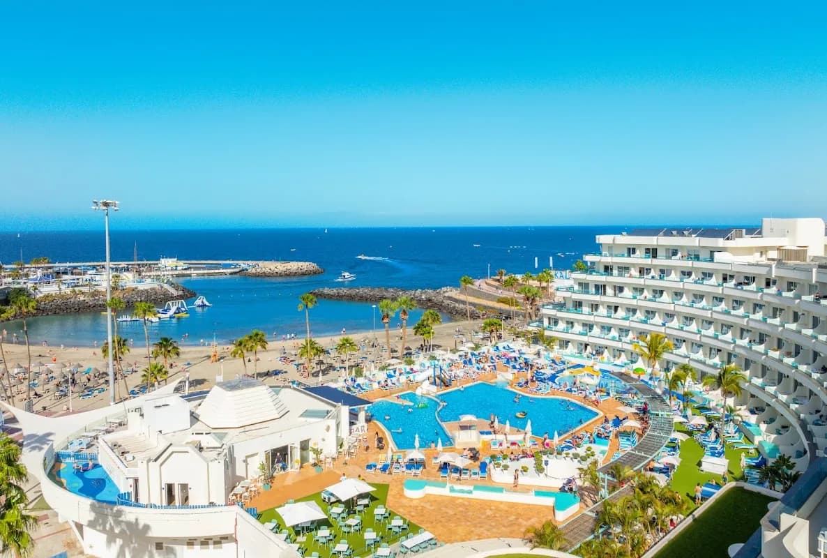Vue plongeante sur les piscines du HOVIMA La Pinta et la plage voisine, à Costa Adeje