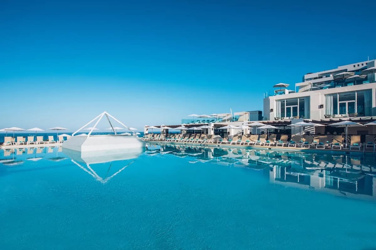 La piscine de l'Iberostar Waves Bouganville Playa au bord de l'océan, à Costa Adeje