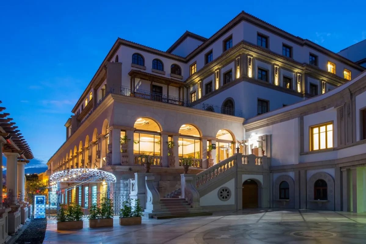 La façade éclairée de l'Iberostar Heritage Grand Mencey à Santa Cruz de Tenerife