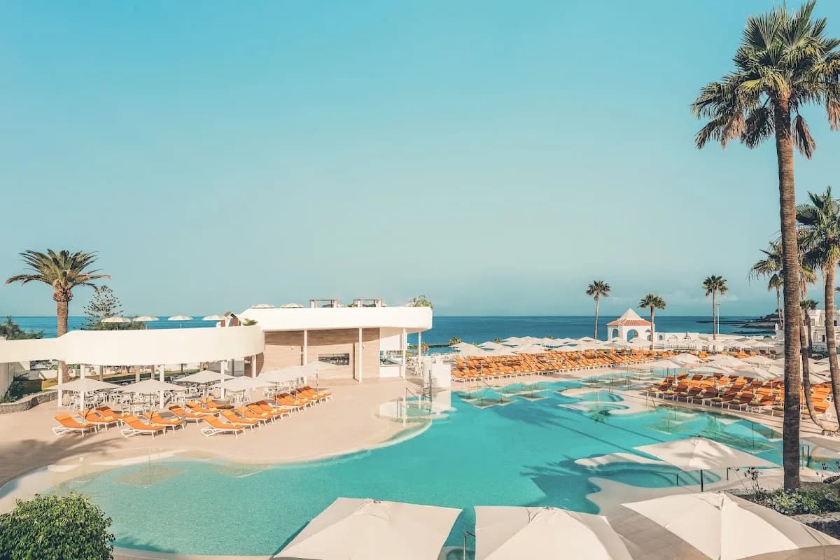 La piscine de l'Iberostar Selection Sábila face à l'océan, à Costa Adeje