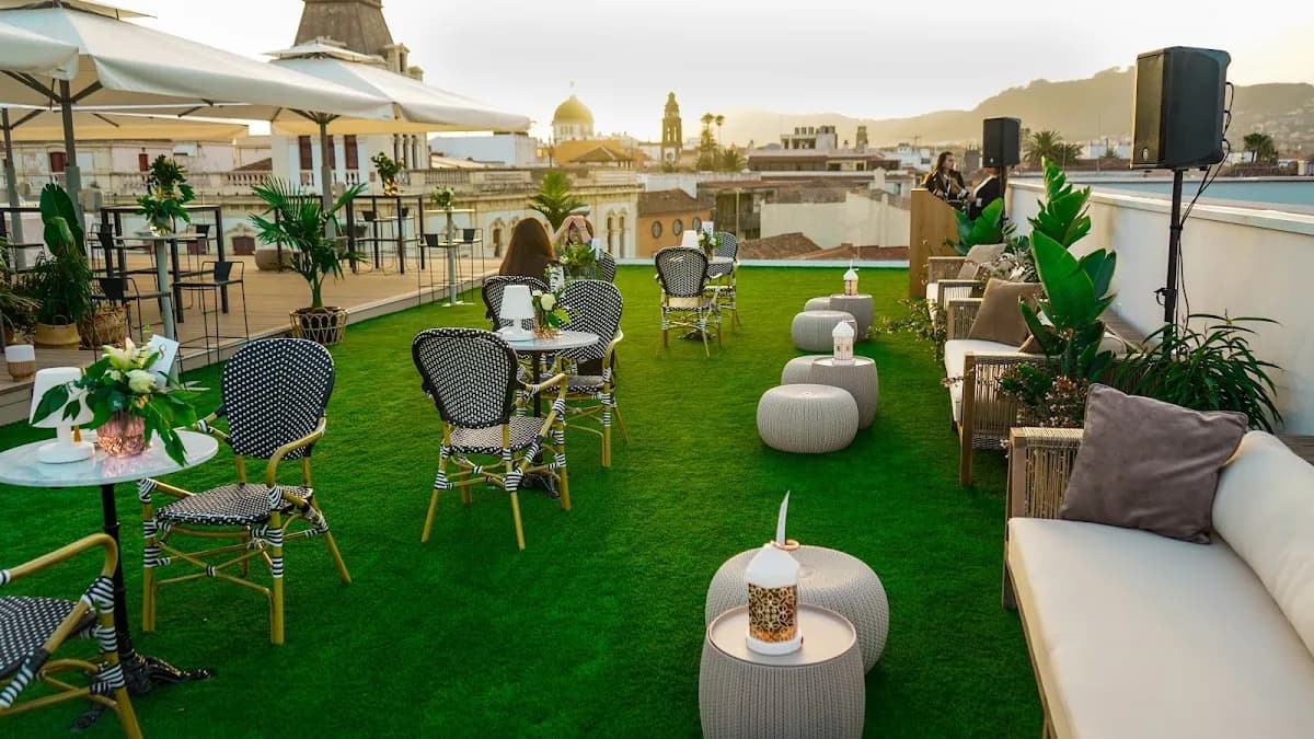 Le toit-terrasse du La Laguna Gran Hotel avec la coupole de la cathédrale en arrière-plan