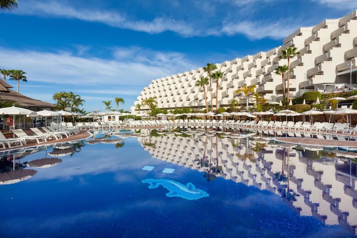 La piscine du Landmar Playa La Arena et le bâtiment en gradins, à Puerto de Santiago