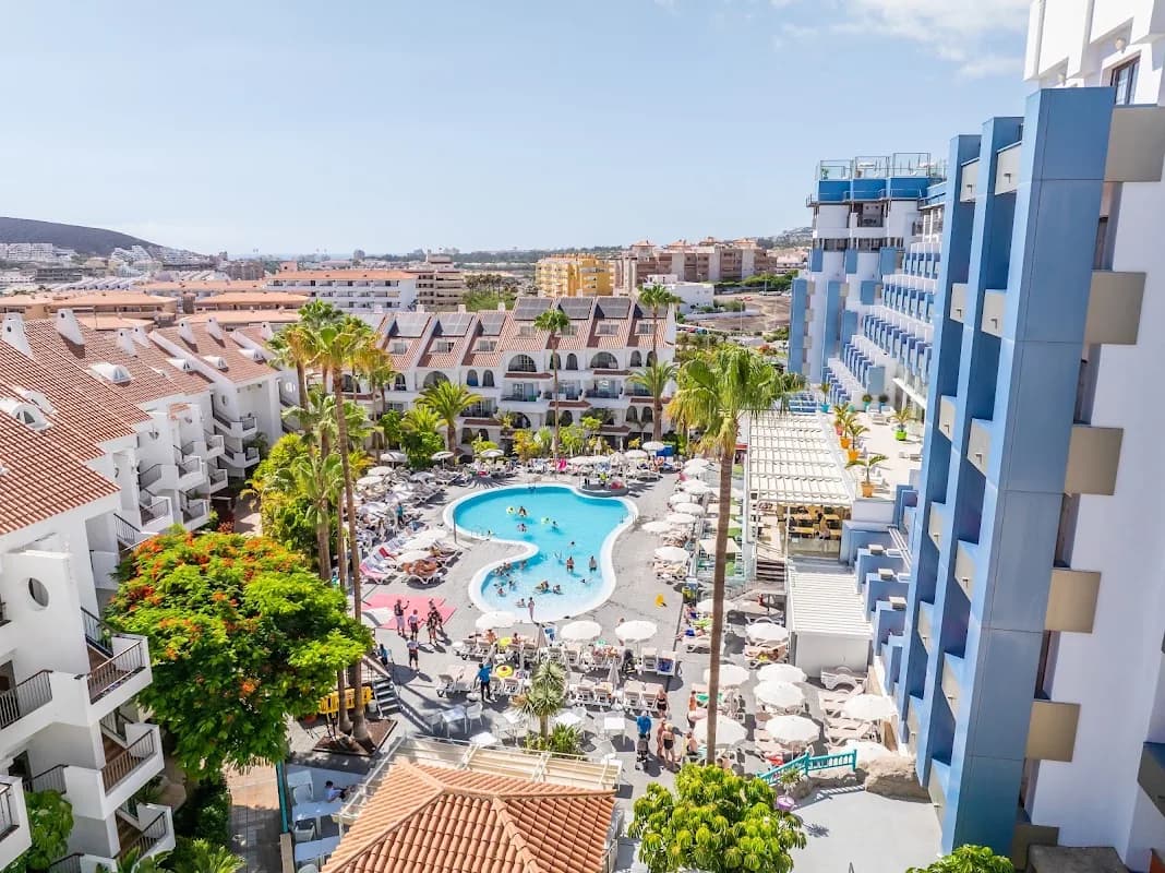 La piscine du Paradise Park vue d'en haut, au milieu des immeubles de Los Cristianos