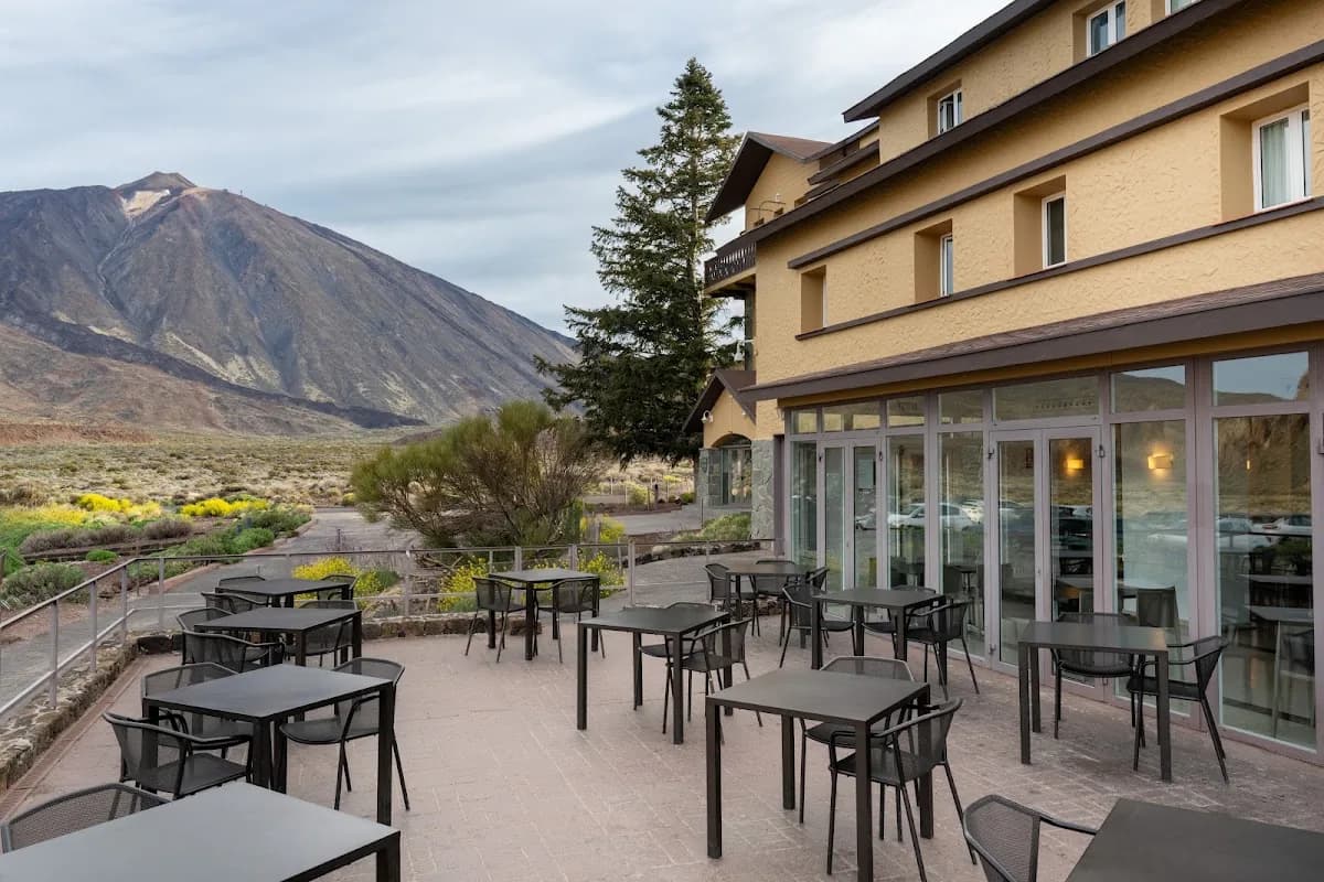 La terrasse du Parador de Las Cañadas avec le Teide en arrière-plan