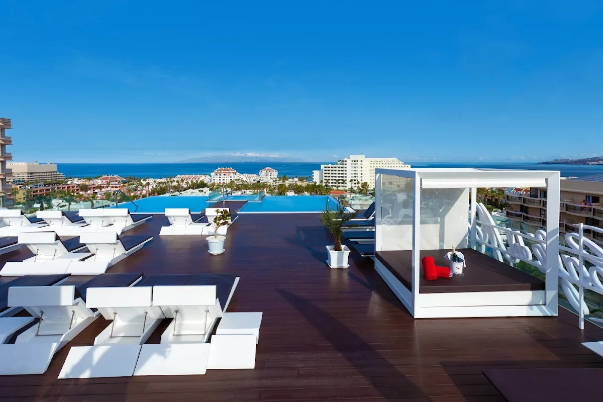 Le toit-terrasse du Tigotan avec sa piscine à débordement au-dessus de Playa de las Américas
