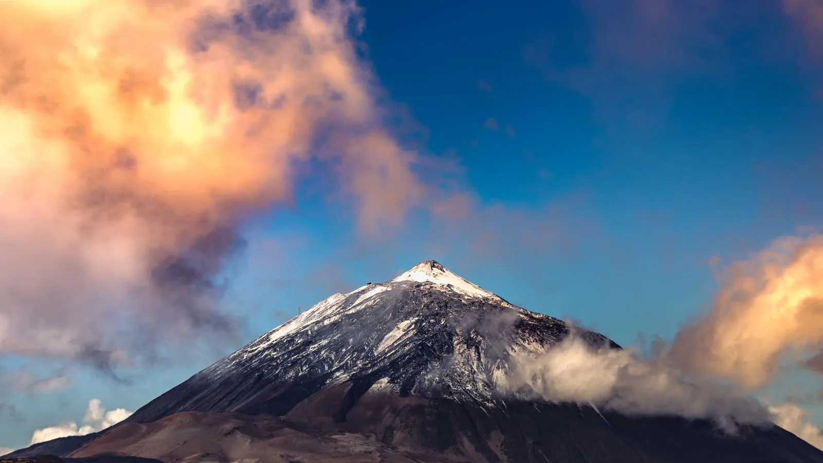 Le Teide enneige émergeant d'une mer de nuages au lever du soleil, Tenerife, îles Canaries